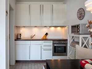 Kühlschrank, Mikrowelle, Ofen, Wasserkocher mit Kaffee-/Teezubehör