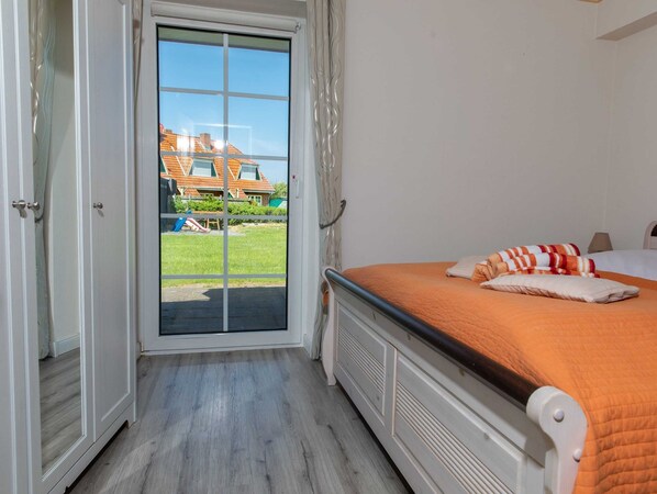 2 bedrooms, travel cot, WiFi