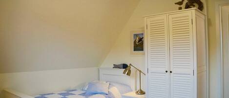 2 bedrooms, desk, travel cot, WiFi