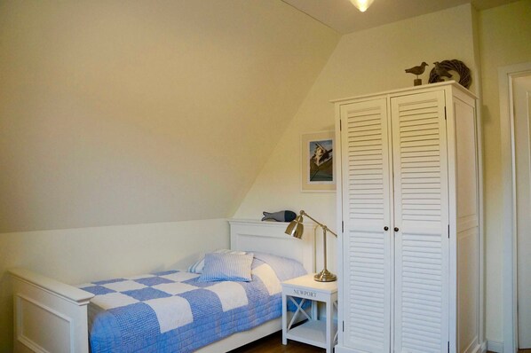 2 bedrooms, desk, travel cot, WiFi