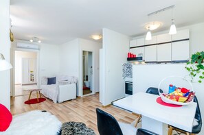 Huoneisto (One-Bedroom Apartment) | Ruokasali