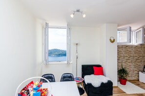 公寓 (One-Bedroom Apartment) | 餐厅