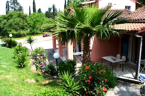 Outdoor dining - Despina Studio and Apartments (Corfu)