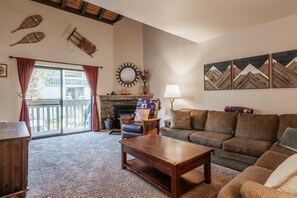 Een televisie en een open haard