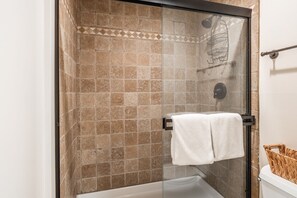 Combined shower/tub, towels