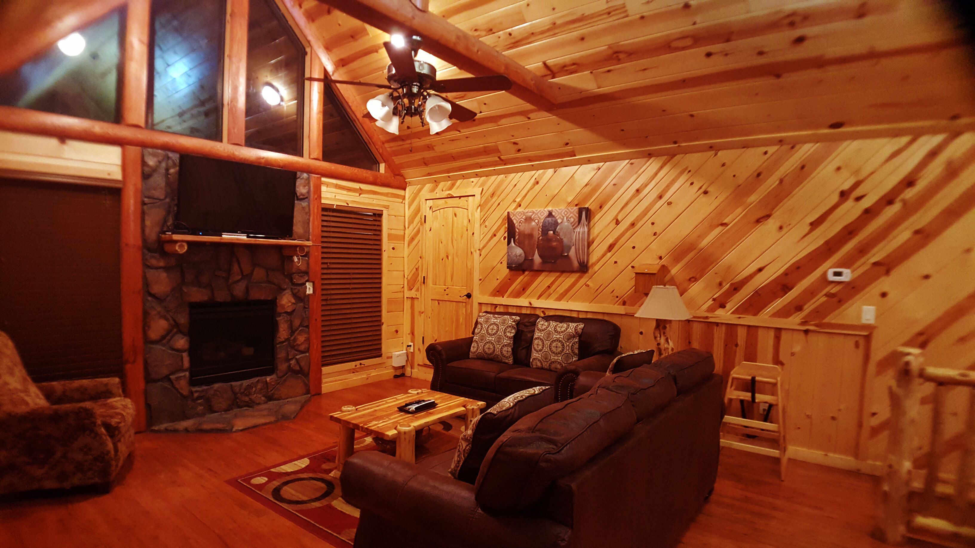 3 BR Luxury Waterview Cabin,Hot Tub,Fishing Lake