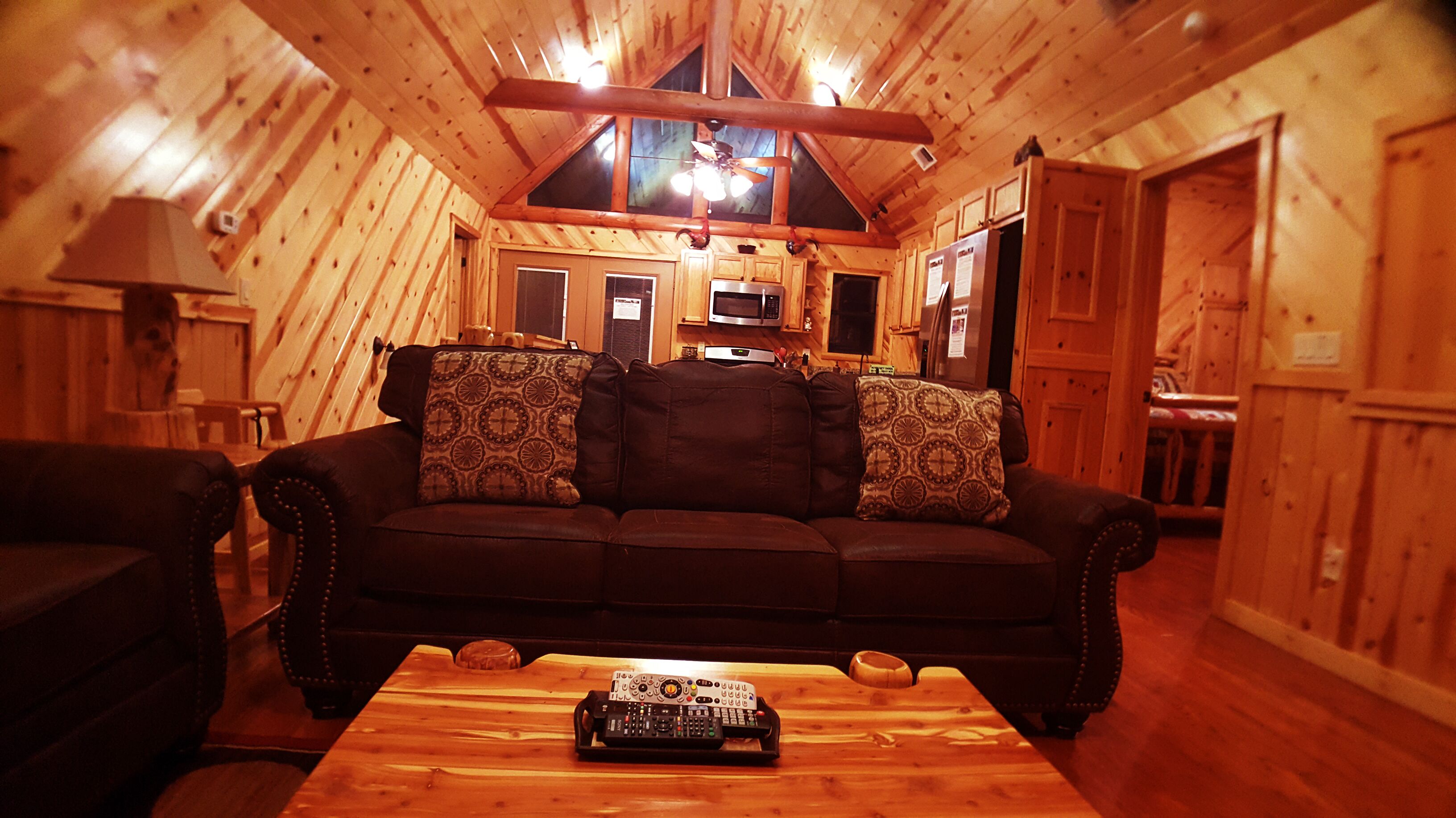 3 BR Luxury Waterview Cabin,Hot Tub,Fishing Lake