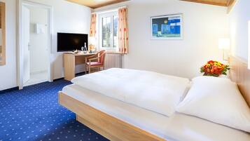 Ropa de cama de alta calidad y caja de seguridad en la habitación