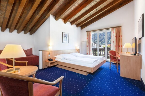 Hochwertige Bettwaren, Zimmersafe, Schreibtisch, kostenloses WLAN