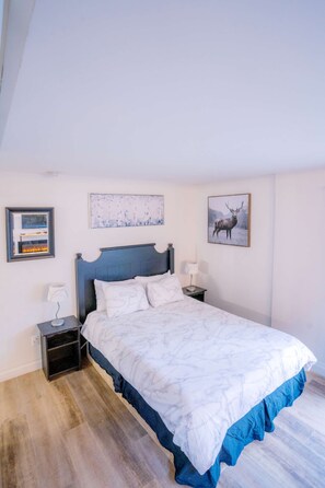 1 dormitorio, tabla de planchar con plancha, wifi y ropa de cama
