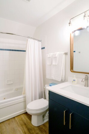 Combined shower/tub, hair dryer, towels - Loft with a View of Blue - Wifi, Linens/Towels Included (The Blue Mountains)