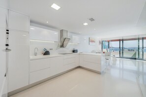 Réfrigérateur, micro-ondes, four, lave-vaisselle