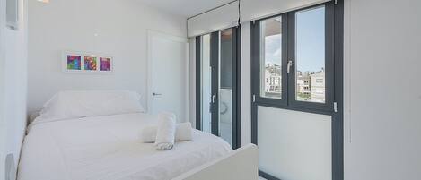 3 bedrooms, in-room safe, iron/ironing board, free WiFi