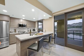 Kylskåp, mikrovågsugn, ugn och spishäll