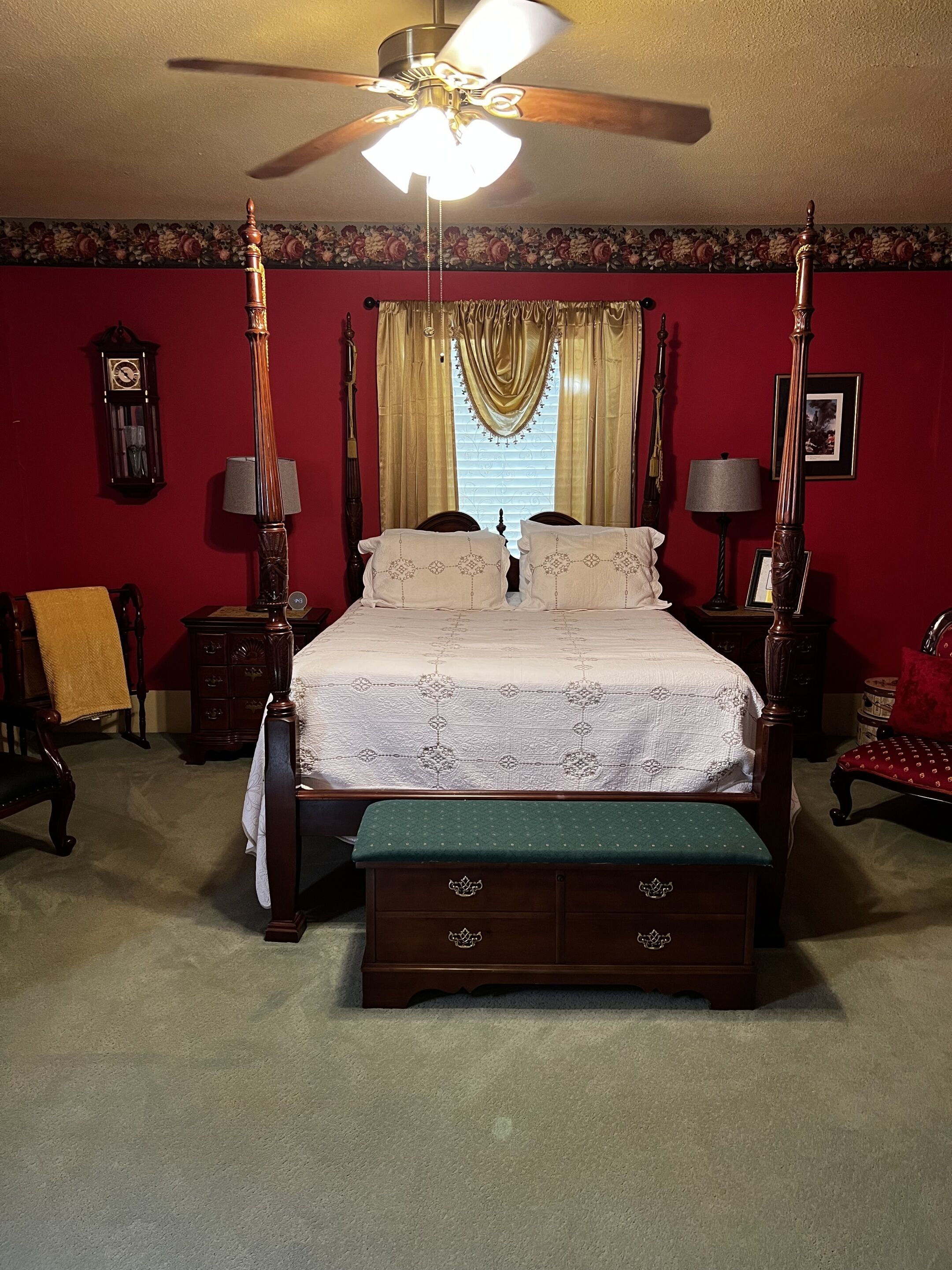 Commodore Bed & Breakfast / Red Room