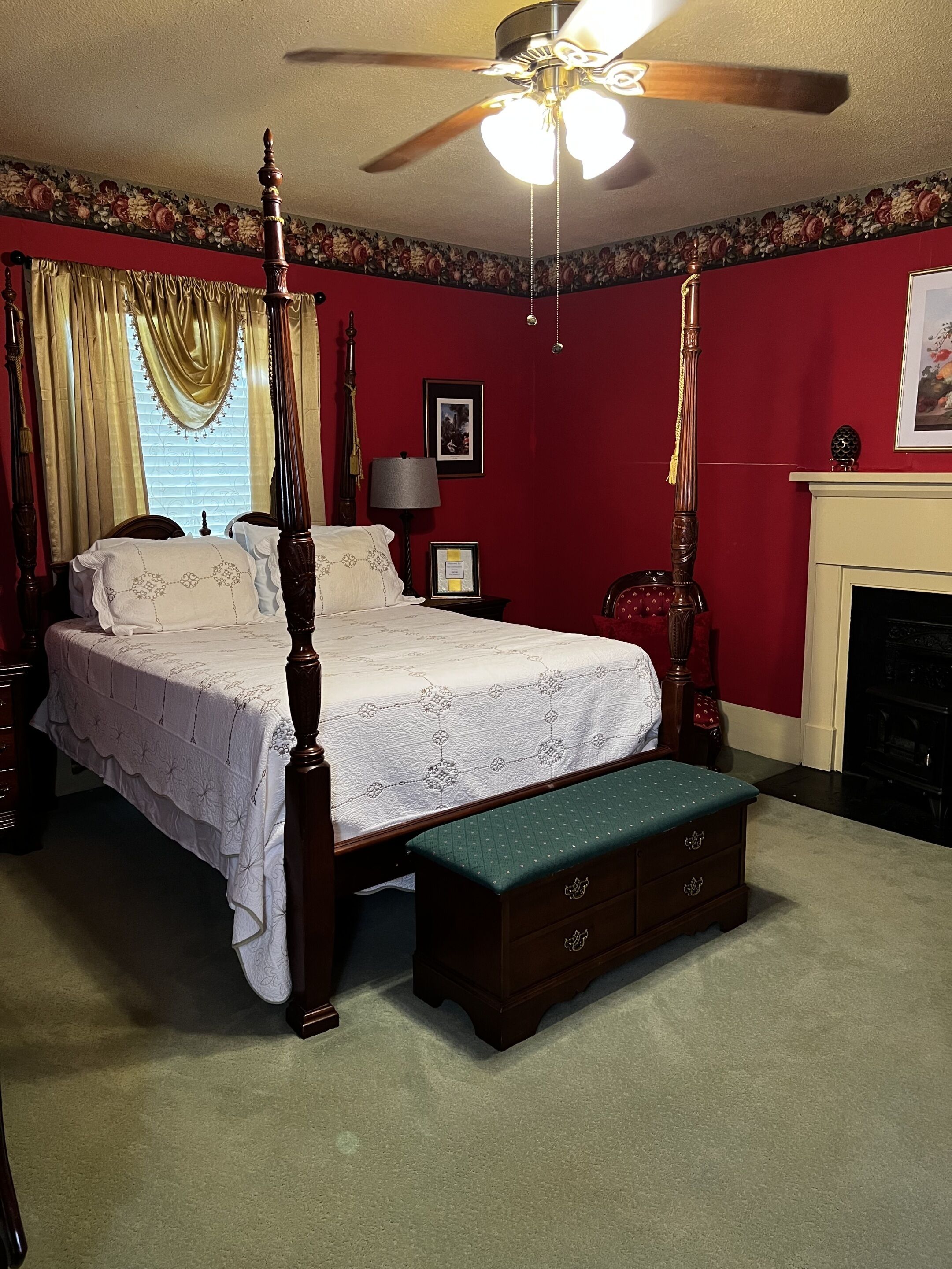 Commodore Bed & Breakfast / Red Room