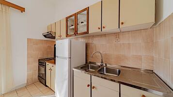 Apartment (Two-Bedroom Apartment) | Eigene Küche | Kühlschrank, Wasserkocher mit Kaffee-/Teezubehör, Wasserkocher