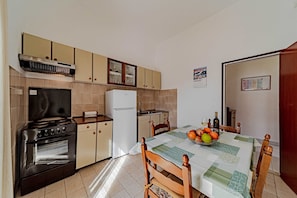 Departamento (Two-Bedroom Apartment) | Sala de estar