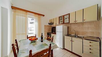 Apartment (Two-Bedroom Apartment) | Eigene Küche | Kühlschrank, Wasserkocher mit Kaffee-/Teezubehör, Wasserkocher