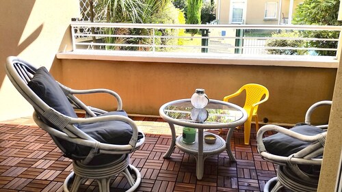 Lovely T2 with pool-near city and transport