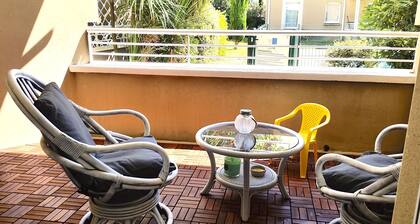 Lovely T2 with pool-near city and transport