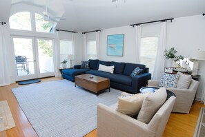 Älytelevisio, takka, pöytätennispöytä, kirjoja