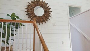 Un escalier avec des rampes blanches et des marches en bois.