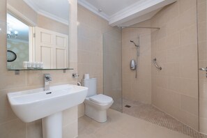 Haartrockner, Handtücher, Seife, Toilettenpapier
