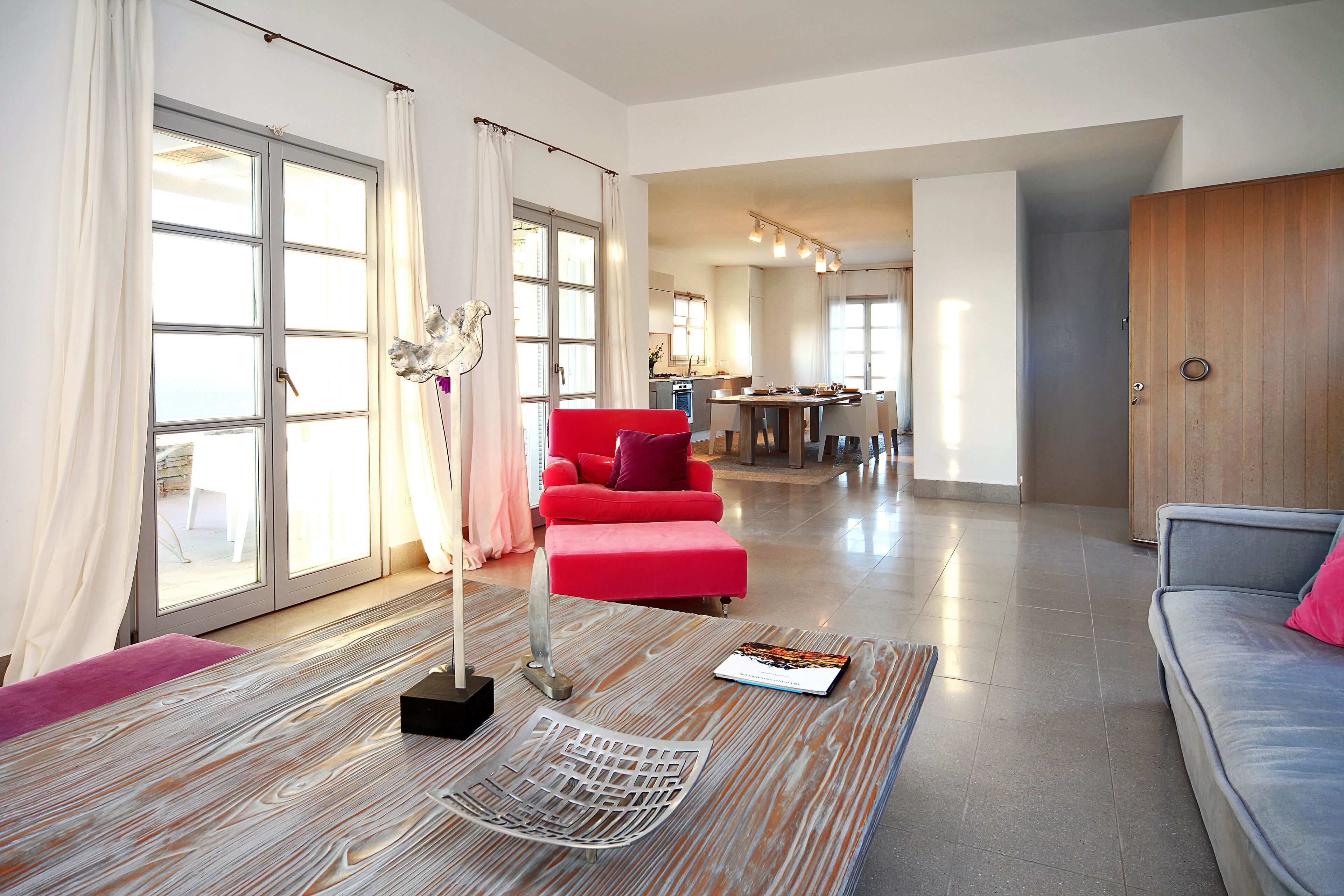 Televisio, takka, videopelejä, DVD-soitin