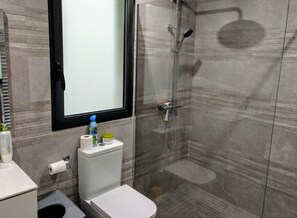 Dusche, Haartrockner, Toilettenpapier