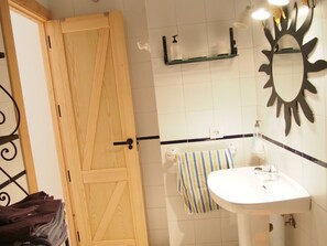 Combined shower/tub, hair dryer, towels, shampoo - CASA CONDES SANTA OLALLA APARTMENT (Cáceres)