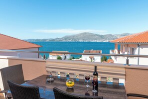 Outdoor dining - MAESTRAL, sea view apt, close to Copacabana beach (Okrug Gornji)