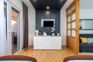 2 bedrooms, free WiFi, bed sheets - MAESTRAL, sea view apt, close to Copacabana beach (Okrug Gornji)
