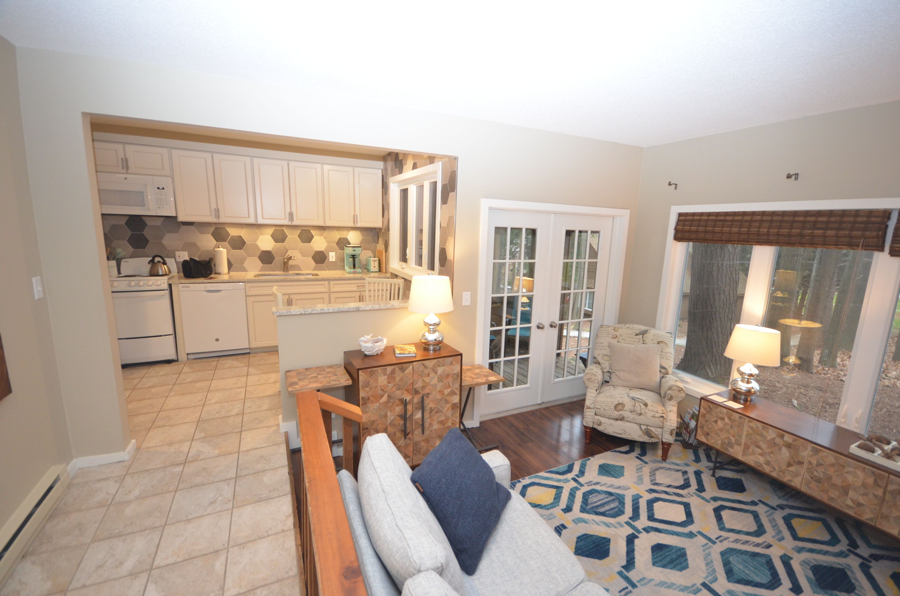 Glen Arbor condo in the woods. Fireplace, screened porch, AC.