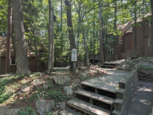 Glen Arbor condo in the woods w/ screened porch, A/C, washer/dryer