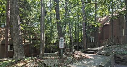 Glen Arbor condo in the woods w/ screened porch, A/C, washer/dryer