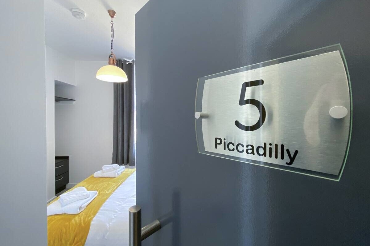Studio (1 Bedroom) | Front of property