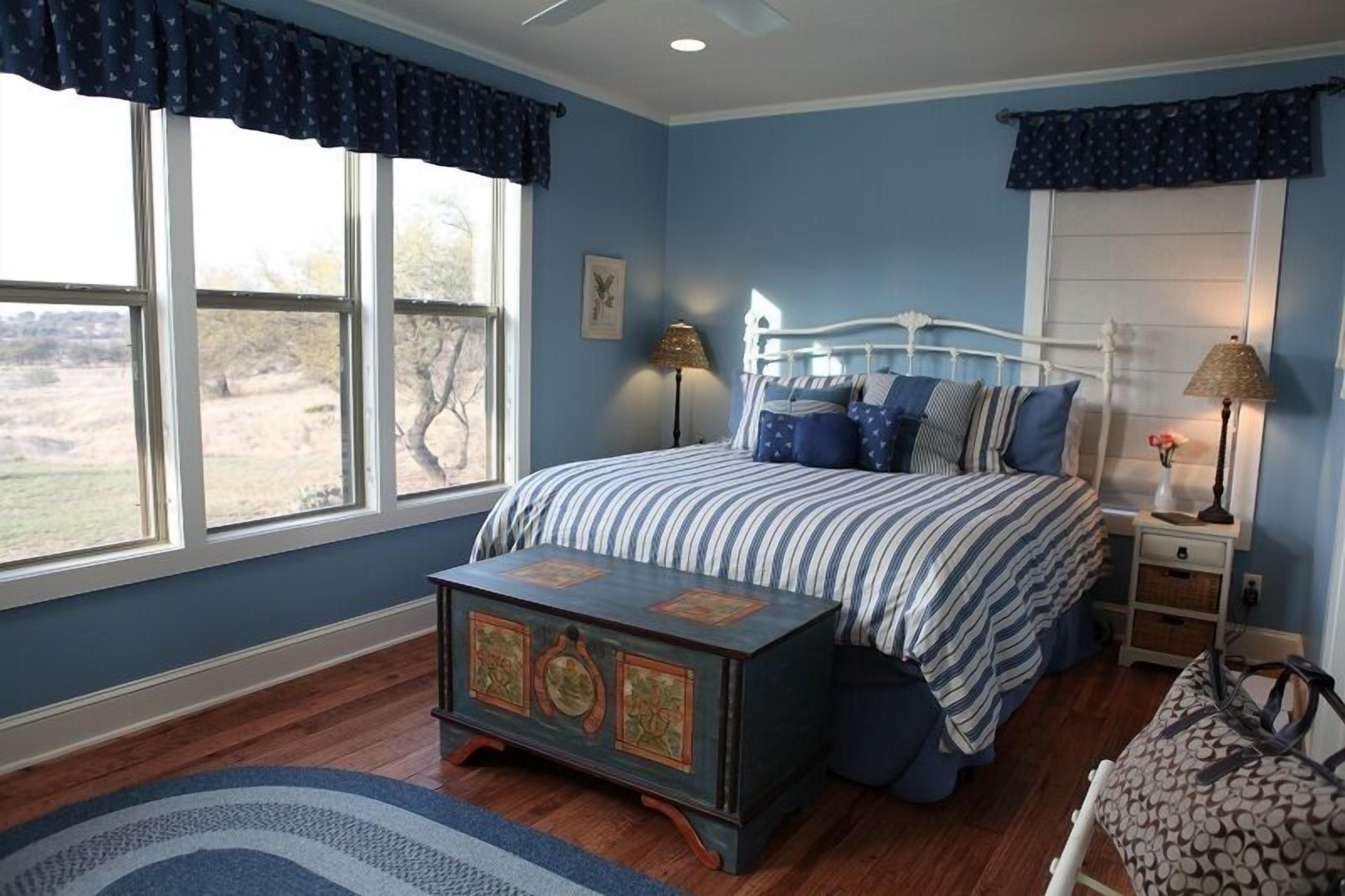 Guest King Room - Bella Vista Cottage