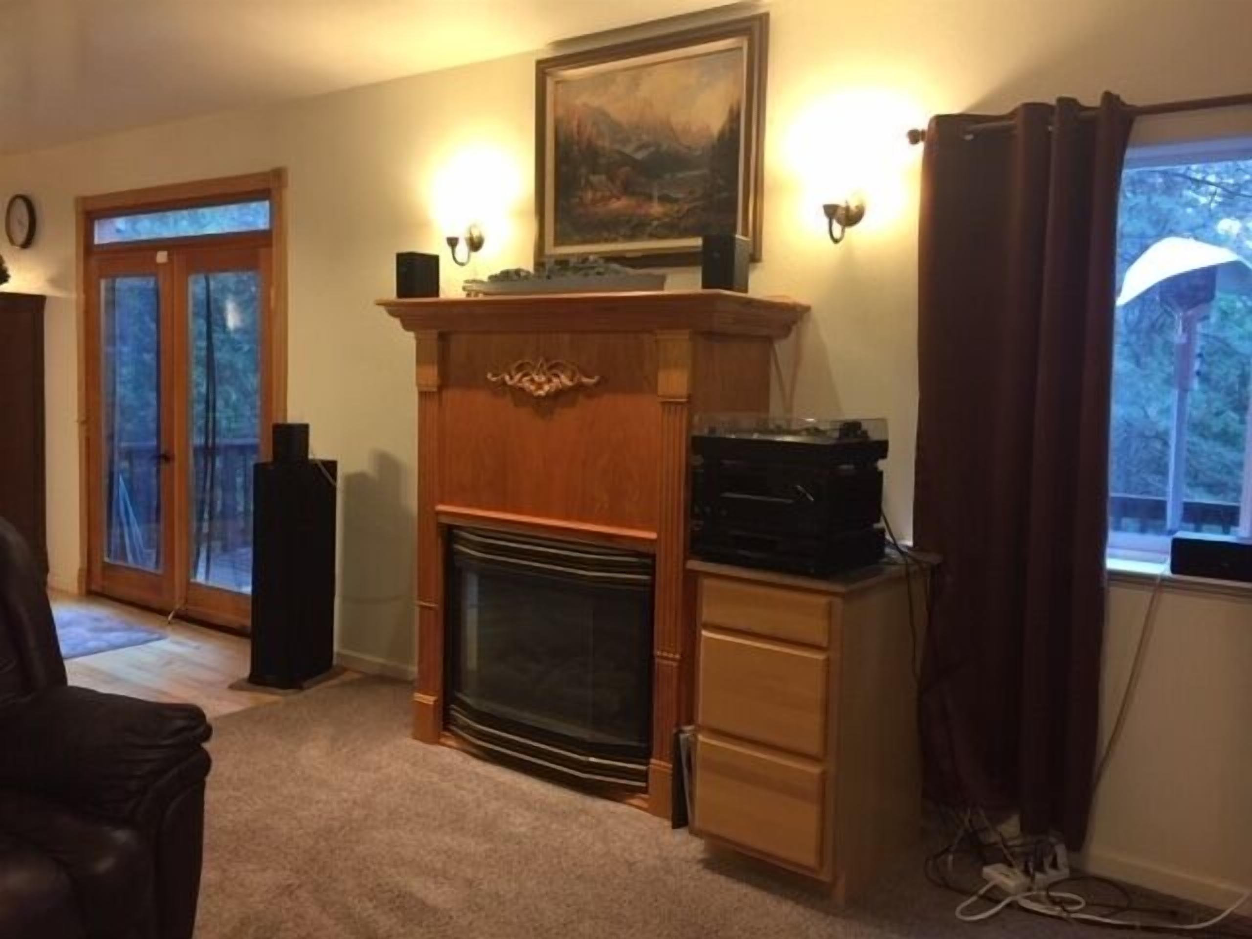 Great multi level home - Central heat & A/C, wi-fi, pool table, pets OK