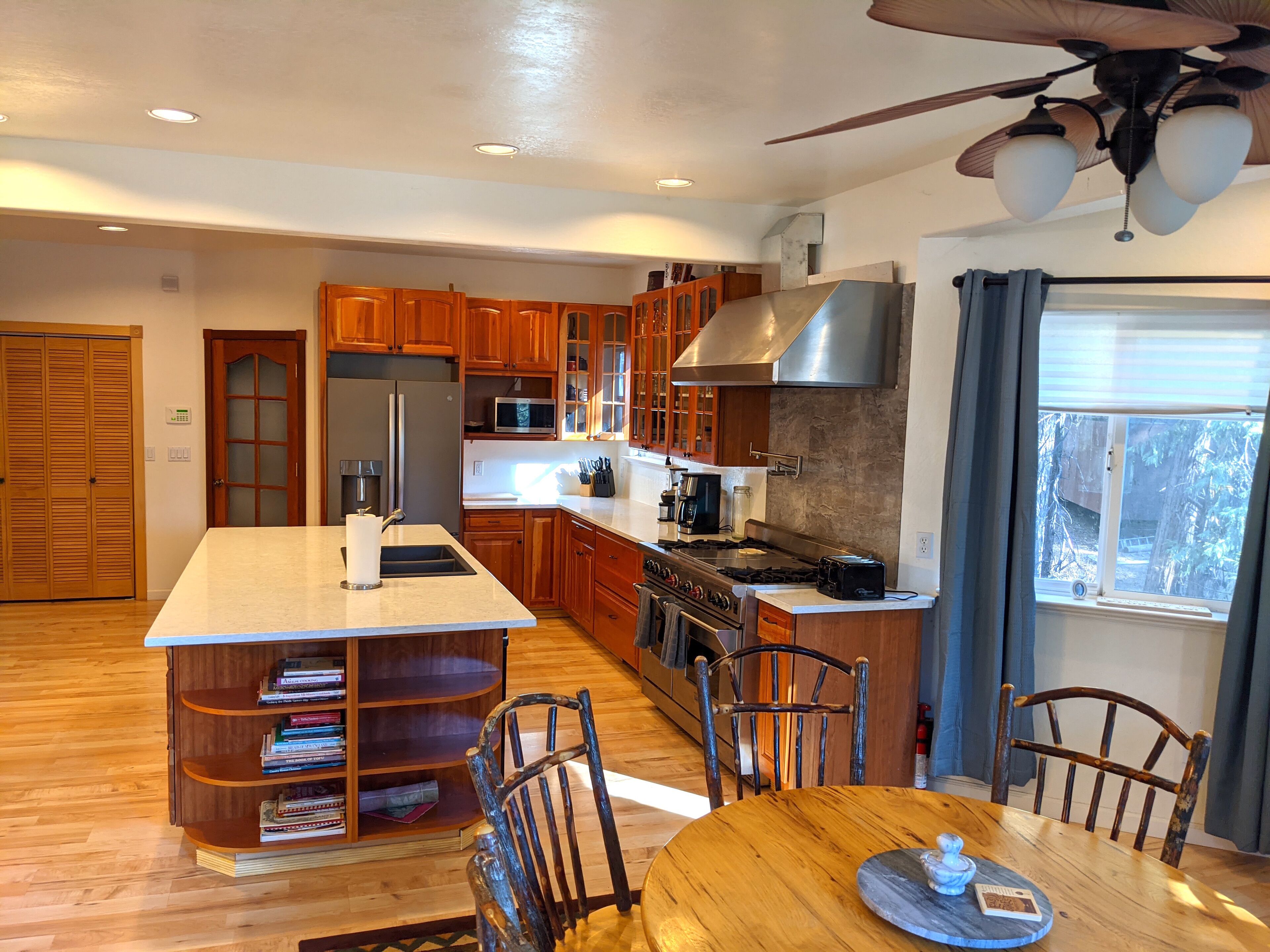 Great multi level home - Central heat & A/C, wi-fi, pool table, pets OK