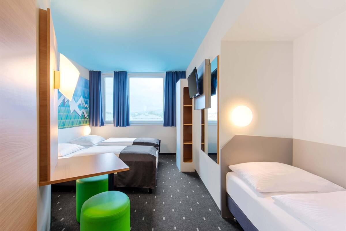 triple room | desk, soundproofing, free wifi, bed sheets