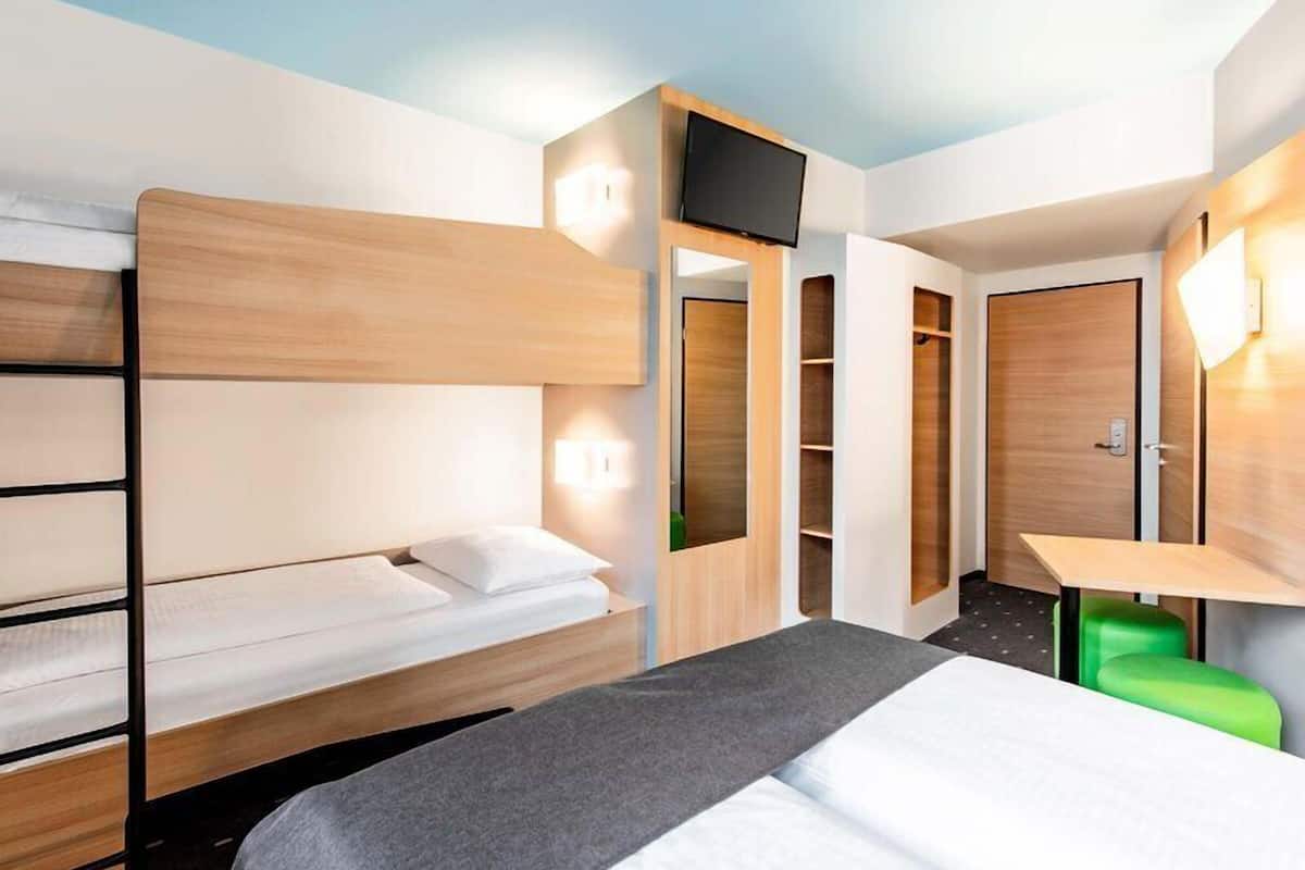 Quarto quádruplo | Escrivaninha, quartos à prova de som, Wi-Fi de cortesia, roupa de cama