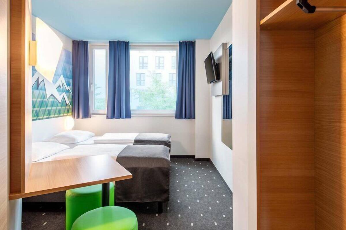 Quarto duplo | Escrivaninha, quartos à prova de som, Wi-Fi de cortesia, roupa de cama