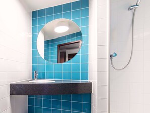 Dusj, hårføner og håndklær