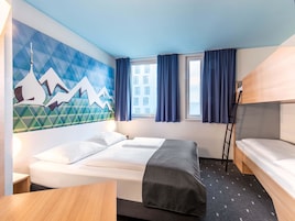 Escritorio, sistema de insonorización, wifi gratis y ropa de cama