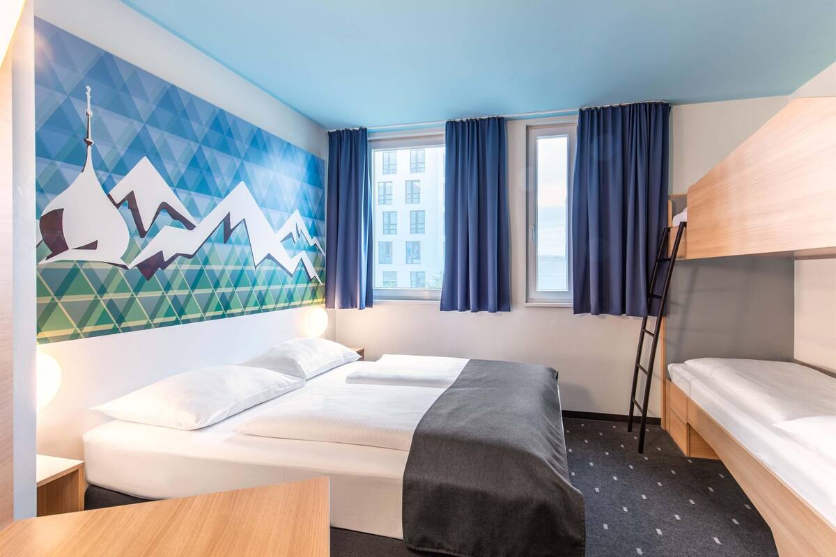 quadruple room | desk, soundproofing, free wifi, bed sheets