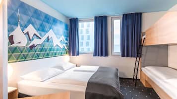 Vierbettzimmer | Schreibtisch, schallisolierte Zimmer, kostenloses WLAN, Bettwäsche