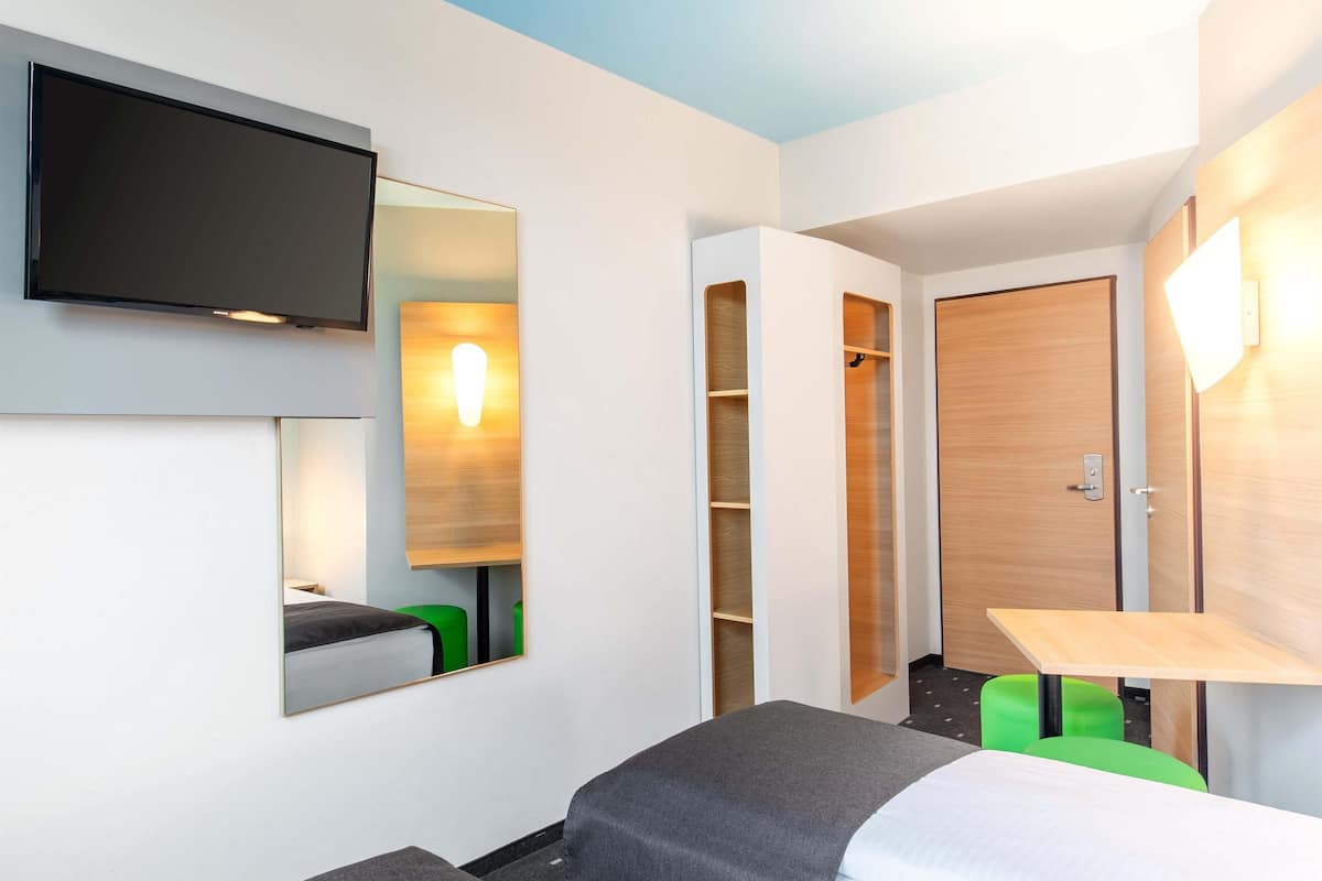 twin room | desk, soundproofing, free wifi, bed sheets