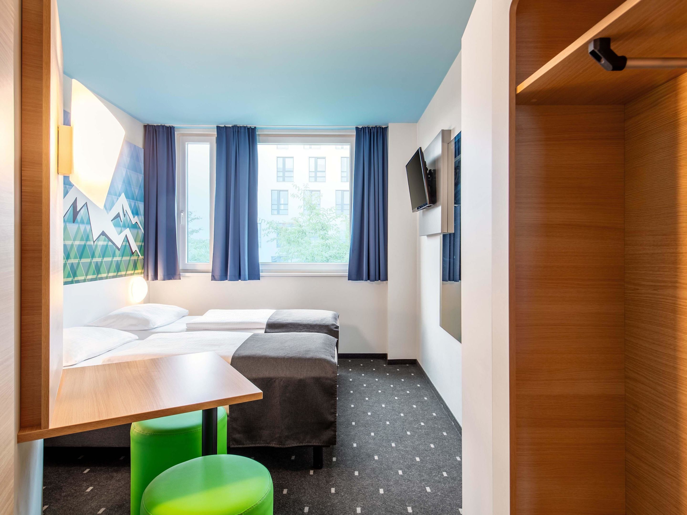 Twin Room | Desk, soundproofing, WiFi (free), bed sheets