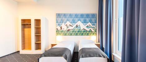 Desk, soundproofing, free WiFi, bed sheets